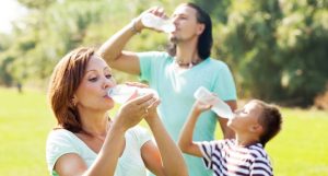 Nước khoáng Vĩnh Hảo Nhắc đến sự sống không thể không nói đến nước. Ngày nay, nước khoáng đóng vai trò quan trọng trong cuộc sống của con người. Trong đó, nước khoáng Vĩnh Hảo là thương hiệu hàng đầu trong nhiều năm gần đây được người sử dụng lựa chọn và đặt niềm tin. Có thể nói, nước khoáng thương hiệu này đã chiếm gọn lòng tin của những khách hàng thân thuộc. 1, Lợi ích của sử dụng nước khoáng với cơ thể Sử dụng nước khoáng Vĩnh Hảo có nhiều lợi ích mà ít ai có thể nêu hết: - Cung cấp nguồn nước sạch, đảm bảo an toàn thực phẩm, đảm bảo hoạt động cho sức khỏe con người. - Chất lượng Vĩnh Hảo là tuyệt hảo. - Đảm bảo các khoáng chất cho cơ thể. - Loại nước giải khát tốt hơn. - Không mất công tìm kiếm. 2, Lợi ích của nước khoáng đối với sắc đẹp Không chỉ duy trì sự sống, nước khoáng còn là thành phần chính trong nhiều dược liệu, quy trình làm đẹp. Từ việc chăm sóc cho làn da trở lên căng mịn đến việc tạo cho cơ thể dáng hình chuẩn, body chuẩn mẫu. Nước khoáng là thành phần cho tắm trắng, đắp mặt nạ cho da mặt và da cơ thể. Không chỉ vậy, việc sử dụng nước khoáng để giảm cân cũng đang được vận dụng ngày càng nhiều trong cuộc sống hiện nay. Bởi chúng có giá thành rẻ hơn so với bất cứ loại dược liệu hay thuốc uống nào trên thị trường. Trong khi đó lại đem đến một kết quả tốt hơn hẳn. Nước khoáng Vĩnh Hảo là đơn vị tiên phong trong việc đem lại nhiều ưu việt cho dòng nước khoáng tại Việt Nam.